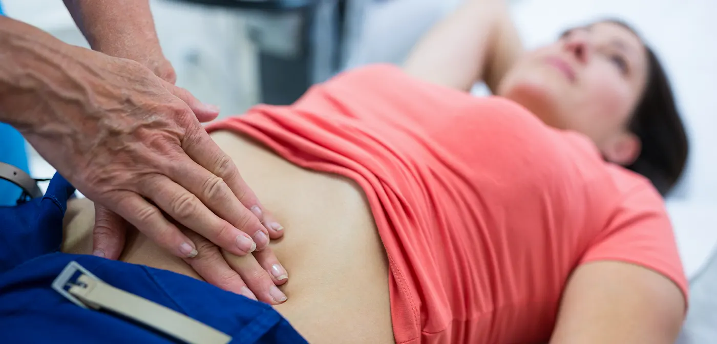 تشخيص فتق في منطقة السرة (فتق جدار البطن)